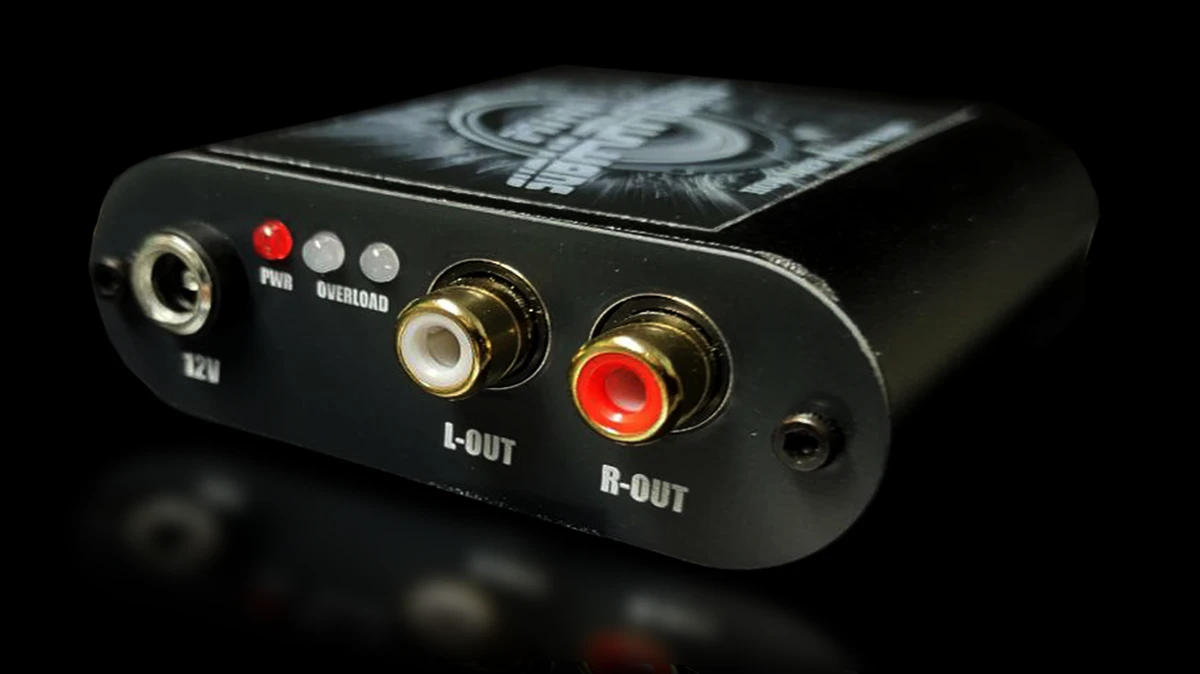 De achterkant van de Mini SubHarmonics met de 12 volt aansluiting, de lampjes voor overbelasting en de vergulde uitgangen links en rechts